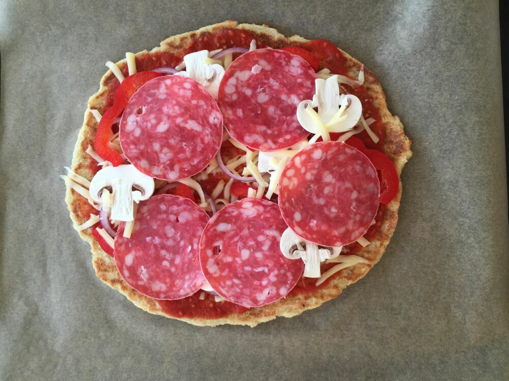 KLAR FOR OVNEN: Salchichon helt på toppen, og så var pizzaen klar for et raust kvarter i ovnen. KLAR FOR OVNEN: Salchichon helt på toppen, og så var pizzaen klar for et raust kvarter i ovnen.