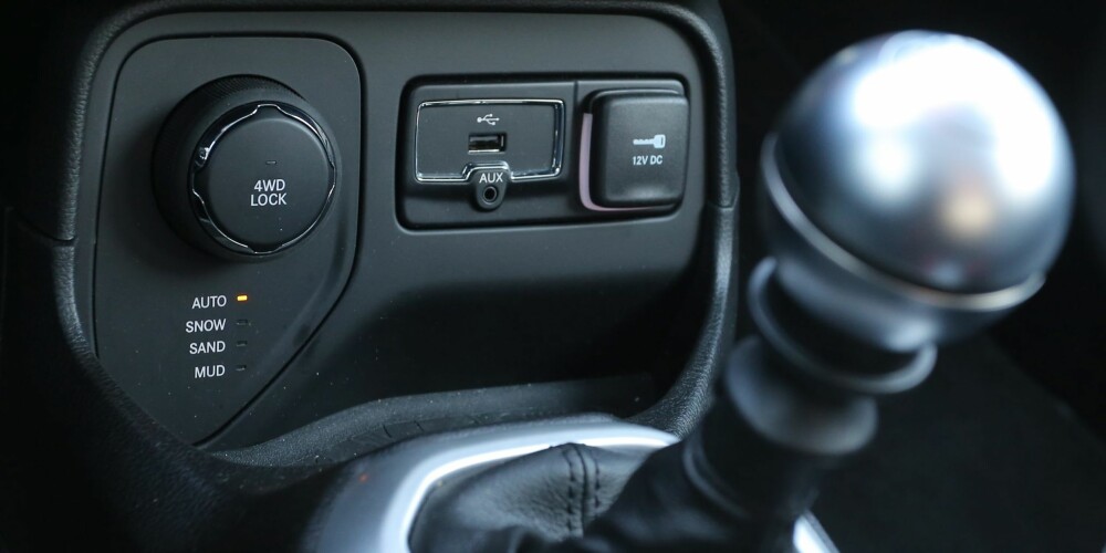 FLERE VALG: I Jeep Renegade har du flere muligheter til å stille inn 4WD-systemet for det aktuelle underlaget. FLERE VALG: I Jeep Renegade har du flere muligheter til å stille inn 4WD-systemet for det aktuelle underlaget.
