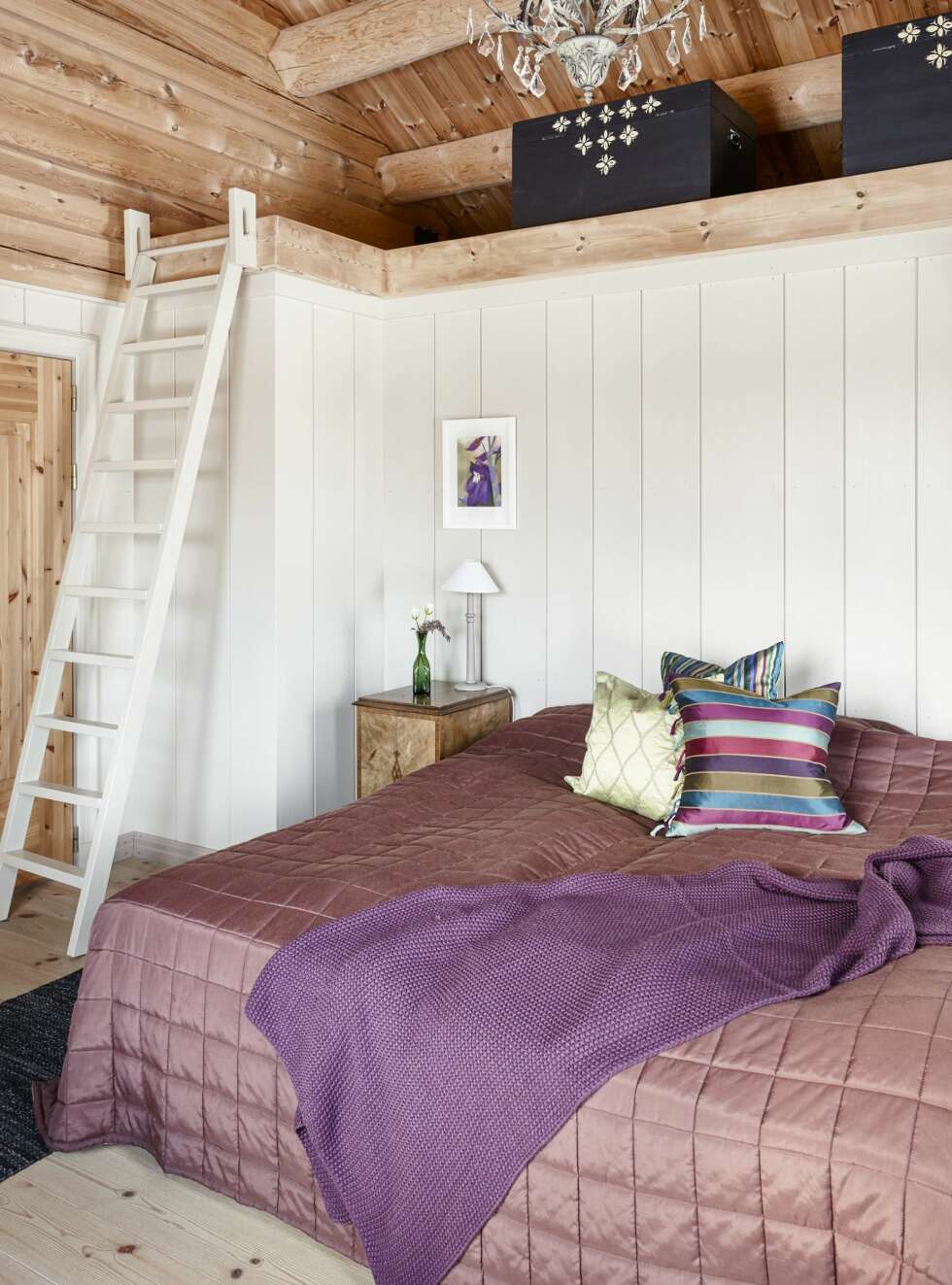 ROMSLIG SOVEROM: Det er god takhøyde og romslig plass på hovedsoverommet. FOTO: Sveinung Bråthen ROMSLIG SOVEROM: Det er god takhøyde og romslig plass på hovedsoverommet. FOTO: Sveinung Bråthen
