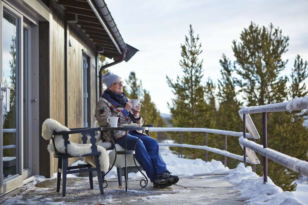 BERGTATT AV NATUREN: Kari Rudi er forelsket i utsikten. Hun synes det er vakkert når de mektige fjelltoppene åpenbarer seg på solfylte dager. FOTO: Sveinung Bråthen BERGTATT AV NATUREN: Kari Rudi er forelsket i utsikten. Hun synes det er vakkert når de mektige fjelltoppene åpenbarer seg på solfylte dager. FOTO: Sveinung Bråthen