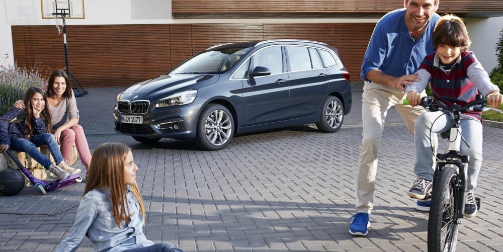 NYTT FOKUS: BMW ønsker å nå en ny kundegruppe. Det er i BMW-sammenheng uvanlig mange glade barn og lykkelige foreldre på lanseringsbildene for 2-serie Gran Tourer. FOTO: BMW NYTT FOKUS: BMW ønsker å nå en ny kundegruppe. Det er i BMW-sammenheng uvanlig mange glade barn og lykkelige foreldre på lanseringsbildene for 2-serie Gran Tourer. FOTO: BMW