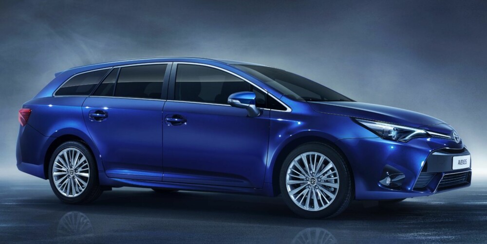 NY-GAMMEL: Det er ikke vanskelig å se likheter mellom dagens Avensis og kommende Avensis. Eksteriørdesignet på den nye er helt klart trukket i samme retning som lillebror Auris. NY-GAMMEL: Det er ikke vanskelig å se likheter mellom dagens Avensis og kommende Avensis. Eksteriørdesignet på den nye er helt klart trukket i samme retning som lillebror Auris.