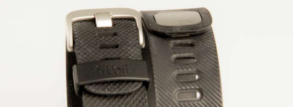 TRYGGERE: Fitbit har forbedret festemekanismen. På Fitbit Charge (til høyre) består festet bare av noen trykknapper. Disse opplevde vi kunne løsne. Fitbit Charge HR (til venstre) har fått en sikrere løsning. TRYGGERE: Fitbit har forbedret festemekanismen. På Fitbit Charge (til høyre) består festet bare av noen trykknapper. Disse opplevde vi kunne løsne. Fitbit Charge HR (til venstre) har fått en sikrere løsning.