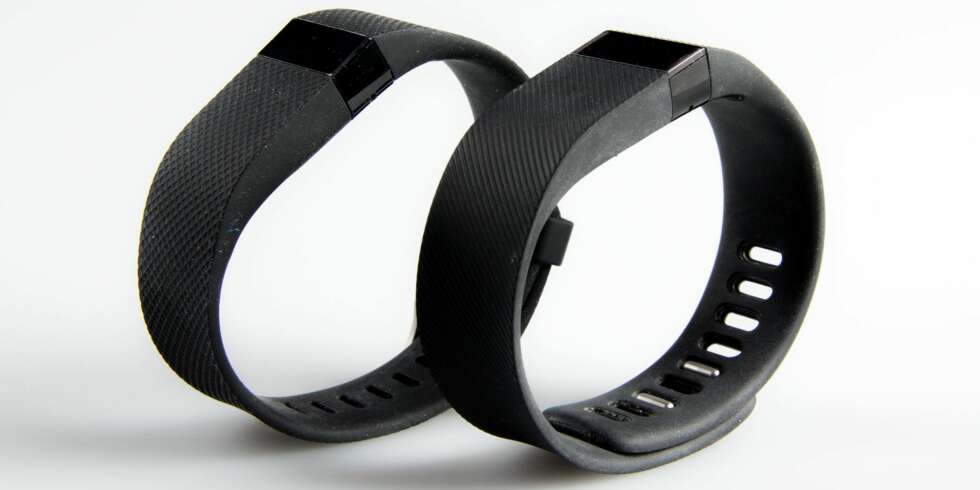 TO LIKE: Fitbit Charge (nærmest) og Fitbit Charge HR er nesten helt like, men Fitbit Charge HR er utstyrt med en pulsmåler. TO LIKE: Fitbit Charge (nærmest) og Fitbit Charge HR er nesten helt like, men Fitbit Charge HR er utstyrt med en pulsmåler.