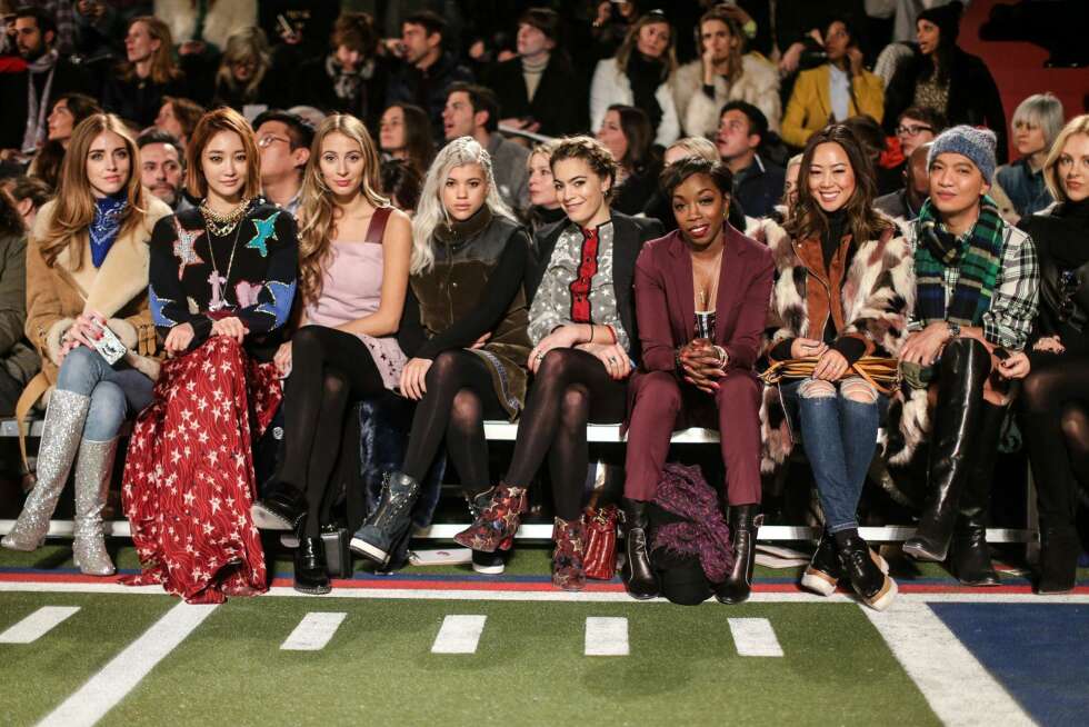 FRONT ROW: - Gressmatten er fortsatt full av minglende publikummere, alle ser ut til å være veldig viktige og kjente, men jeg tror ikke at noen av dem har en egen Wikipedia-side, skriver Thea Steen. FRONT ROW: - Gressmatten er fortsatt full av minglende publikummere, alle ser ut til å være veldig viktige og kjente, men jeg tror ikke at noen av dem har en egen Wikipedia-side, skriver Thea Steen.