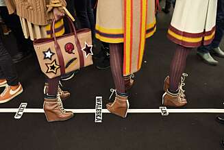 HIGH HEELS: Alt jeg klarer å se på er beina til én av jentene, skriver Thea Steen. HIGH HEELS: Alt jeg klarer å se på er beina til én av jentene, skriver Thea Steen.