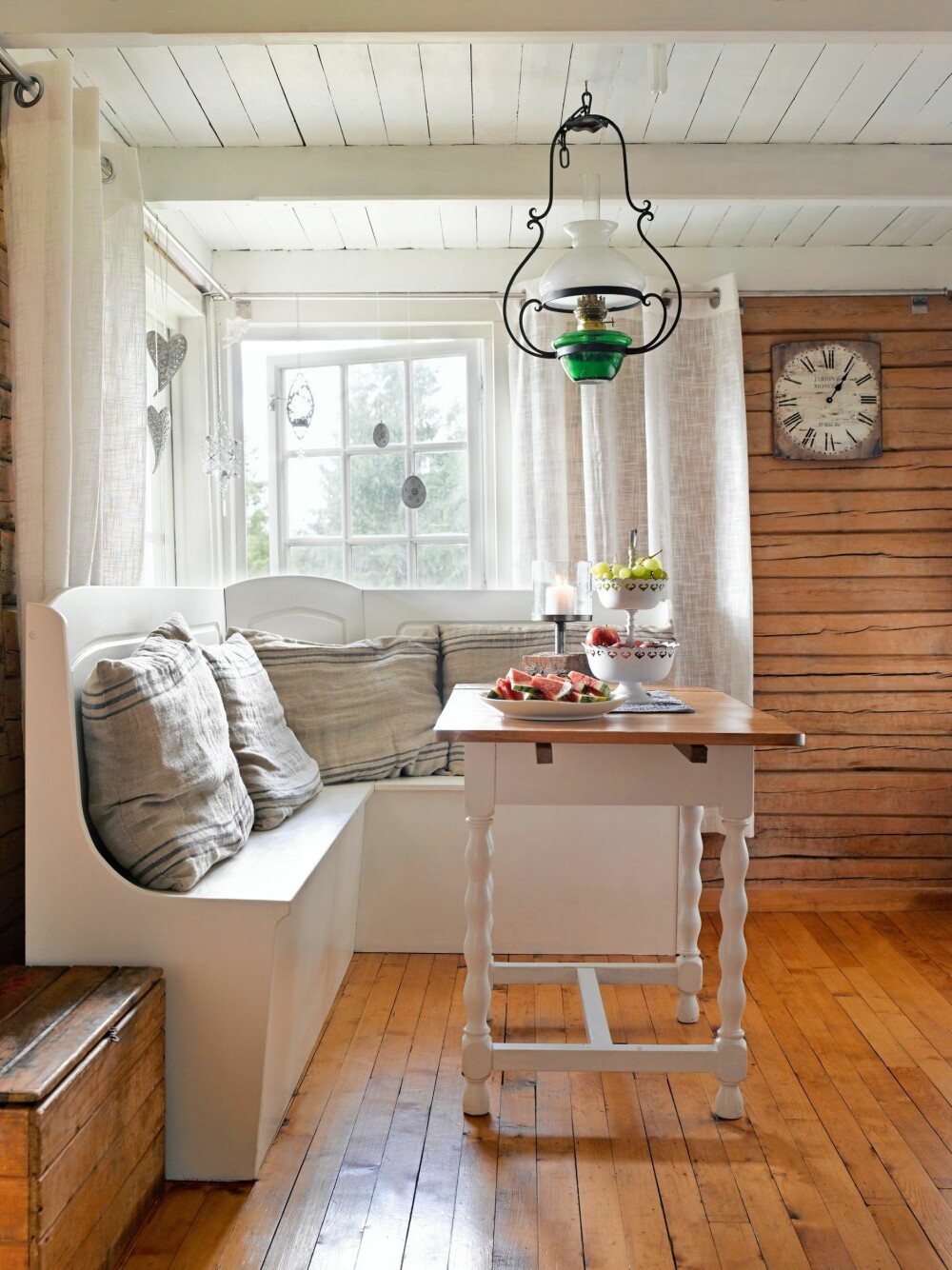 BEDRE PLASS: Søskenbarnet til Anne har snekret den flotte benken, og nå er det plass til at hele familien spiser frokost der. Putene er fra Home & Cottage. BEDRE PLASS: Søskenbarnet til Anne har snekret den flotte benken, og nå er det plass til at hele familien spiser frokost der. Putene er fra Home & Cottage.