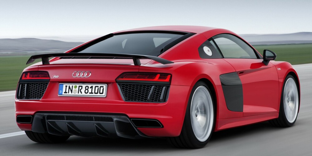 SPARKER: Toppversjonen R8 V10 plus er den eneste med fastmontert spoiler bak - de andre har spoiler som automatisk kommer opp når man kjører fort. Firehjulsdrift sørger for at kreftene omsettes effektisvt i framdrift. FOTO: Audi SPARKER: Toppversjonen R8 V10 plus er den eneste med fastmontert spoiler bak - de andre har spoiler som automatisk kommer opp når man kjører fort. Firehjulsdrift sørger for at kreftene omsettes effektisvt i framdrift. FOTO: Audi