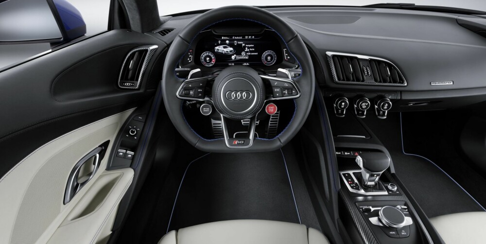 SKJERM: Klassiske instrumentskiver, slik forgjengeren hadde, er byttet ut med en stor skjerm. På den kan man velge hva man vil se og hvordan det skal se ut. FOTO: Audi SKJERM: Klassiske instrumentskiver, slik forgjengeren hadde, er byttet ut med en stor skjerm. På den kan man velge hva man vil se og hvordan det skal se ut. FOTO: Audi