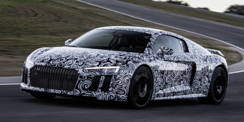 FORKLEDNING: R8 skal ifølge Audi gi toppytelser på bane, men være lettkjørt nok til daglig bruk. Bildet viser en prototyp under banetesting. FOTO: Audi FORKLEDNING: R8 skal ifølge Audi gi toppytelser på bane, men være lettkjørt nok til daglig bruk. Bildet viser en prototyp under banetesting. FOTO: Audi