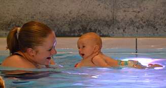 I svømmehallen sammen med mamma, 11 uker gammel. Birk elsker å bade. I svømmehallen sammen med mamma, 11 uker gammel. Birk elsker å bade.