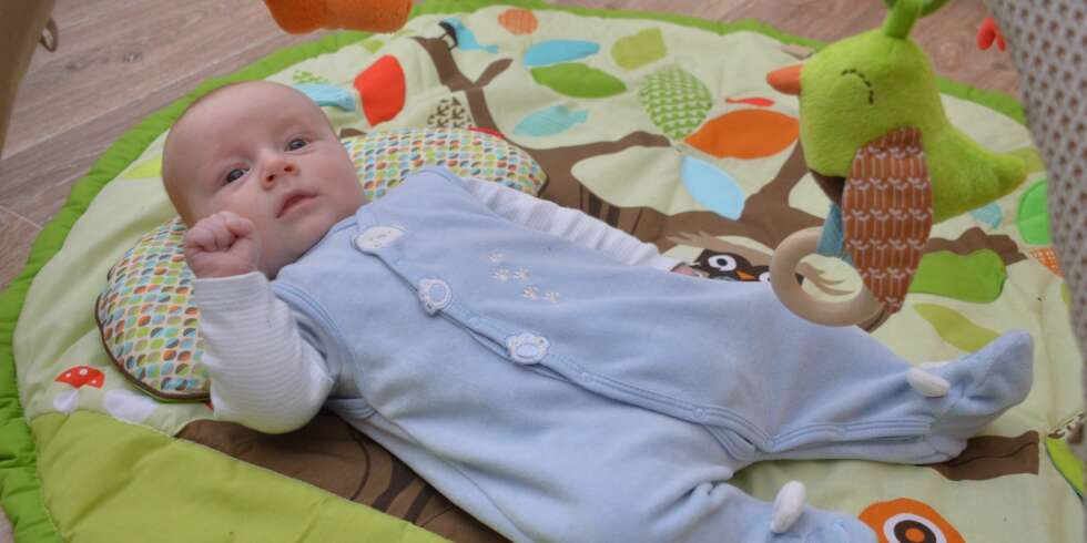 Her er Birk 2 måneder, og koser seg på lekematta. Foto: Privat Her er Birk 2 måneder, og koser seg på lekematta. Foto: Privat
