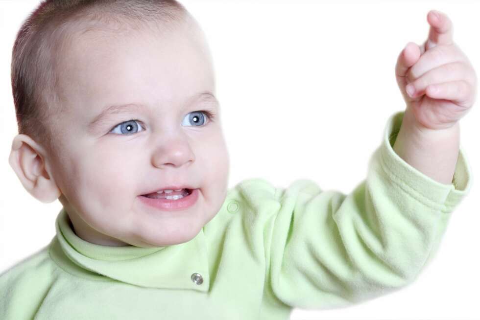 BABYENS UTVIKLINGSSPRANG: Den åtte uker gamle babyen begynner å oppfatte at den har hender og føtter. BABYENS UTVIKLINGSSPRANG: Den åtte uker gamle babyen begynner å oppfatte at den har hender og føtter.