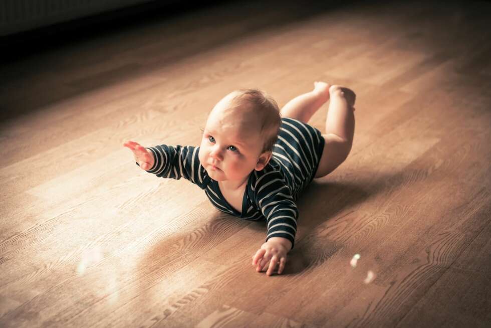 BABYENS UTVIKLINGSSPRANG: 12 uker gammel baby begynner babyen å bruke flere sanser. BABYENS UTVIKLINGSSPRANG: 12 uker gammel baby begynner babyen å bruke flere sanser.