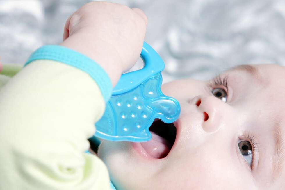 BABYENS UTVIKLINGSSPRANG: I uke 19 er alt nytt for babyen, og det blir mulig å klare å gripe en leke og putte den i munnen. BABYENS UTVIKLINGSSPRANG: I uke 19 er alt nytt for babyen, og det blir mulig å klare å gripe en leke og putte den i munnen.
