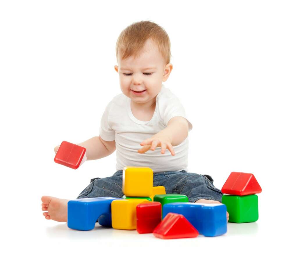BABYENS UTVIKLINGSSPRANG: Nå begynner barnet å sette ting sammen, for eksempel klossene sine. BABYENS UTVIKLINGSSPRANG: Nå begynner barnet å sette ting sammen, for eksempel klossene sine.