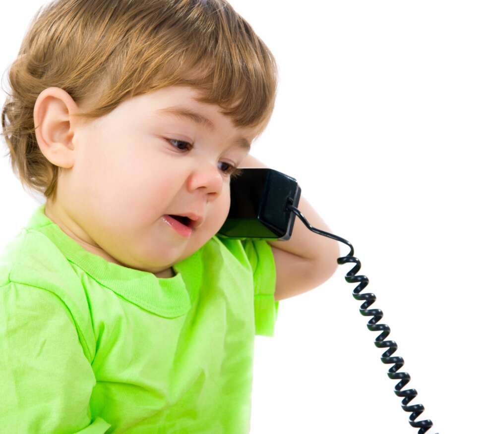 BABYENS UTVIKLING: Når babyen er 55 uker gammel, over ett år, skjønner den at ting henger sammen. Som at hvis du ringer til noen, får du snakke med dem. BABYENS UTVIKLING: Når babyen er 55 uker gammel, over ett år, skjønner den at ting henger sammen. Som at hvis du ringer til noen, får du snakke med dem.