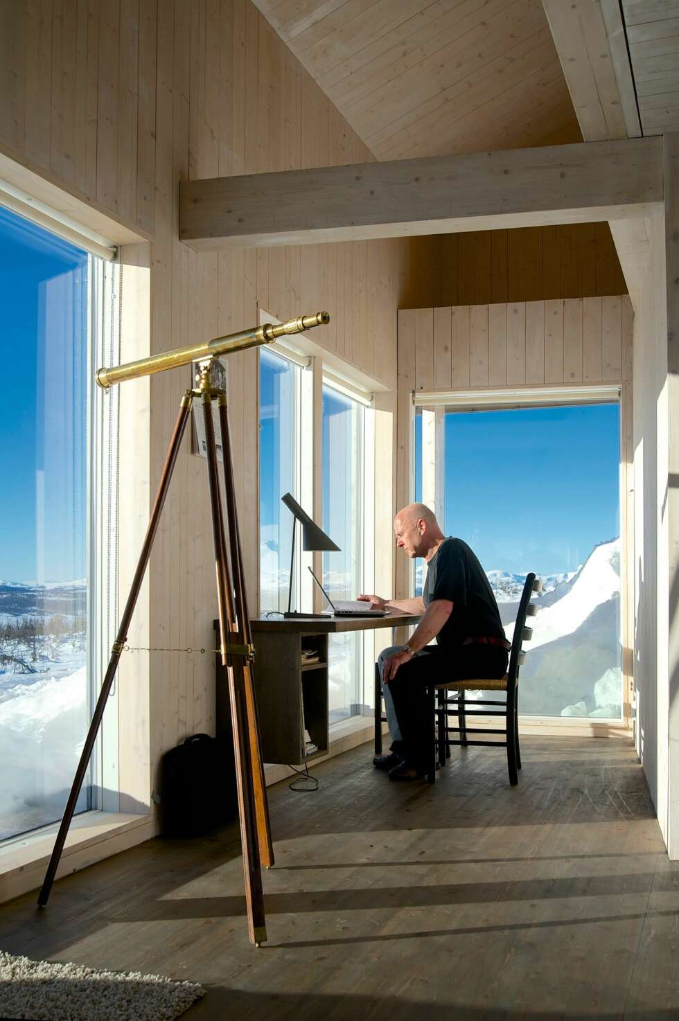 HYTTEKONTOR: Svein Ringstad benytter seg ofte av den lille avdelingen like ved det åpne kjøkkenet til hjemmekontor. Her han en enorm utsikt over landskapet i sørvest. HYTTEKONTOR: Svein Ringstad benytter seg ofte av den lille avdelingen like ved det åpne kjøkkenet til hjemmekontor. Her han en enorm utsikt over landskapet i sørvest.