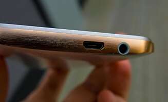 UNDERSIDEN: HTC har plassert både Micro-USB porten og hodetelefonutgangen på undersiden av mobilen. UNDERSIDEN: HTC har plassert både Micro-USB porten og hodetelefonutgangen på undersiden av mobilen.
