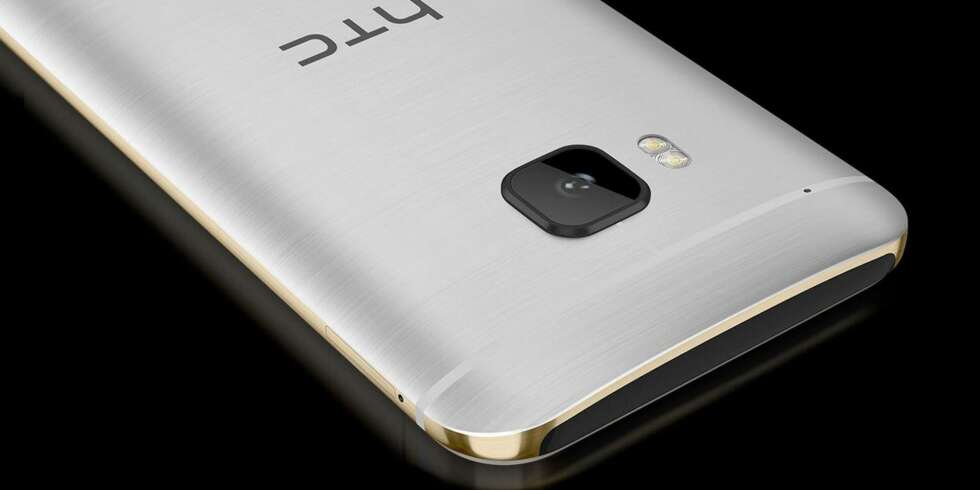 METALL: HTC One M9 har en kropp i tofarget metall. Sølv bakpå og gull på sidene. METALL: HTC One M9 har en kropp i tofarget metall. Sølv bakpå og gull på sidene.