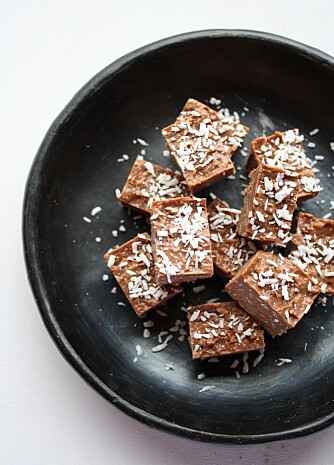 TOPPING: Dryss litt kokos over sjokoladen. TOPPING: Dryss litt kokos over sjokoladen.