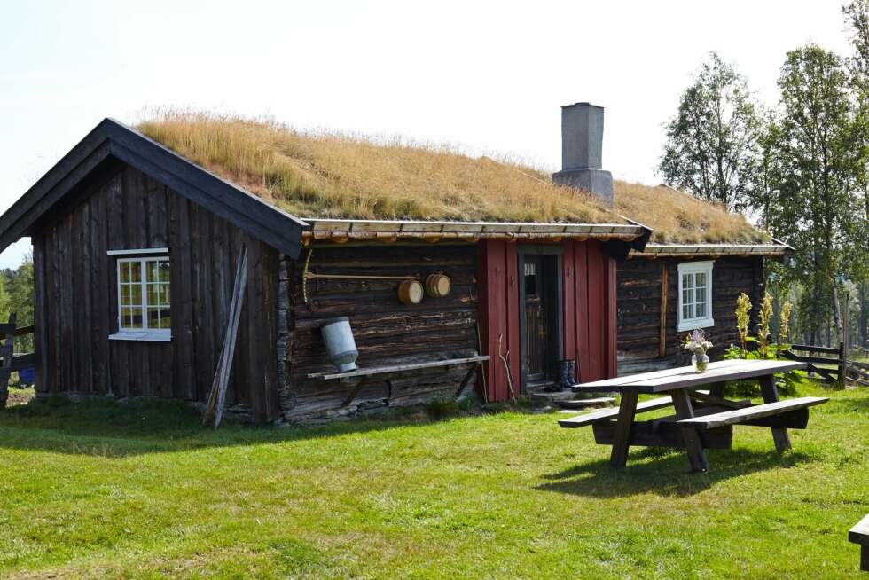 TRE ROM: Seterhuset består av tre rom, som er fra ulike bygninger. Tømmerstuene i hver sin ende er av ukjent alder. De er bygget sammen med et mellombygg, der det er innredet et lite kjøkken. Tidspunktet for det er også ukjent, men det var før 1950 en gang. Den delen som nå er soverom ligger høyere enn kjøkkenet og stuen, så det er en liten trapp opp dit fra kjøkkenet. TRE ROM: Seterhuset består av tre rom, som er fra ulike bygninger. Tømmerstuene i hver sin ende er av ukjent alder. De er bygget sammen med et mellombygg, der det er innredet et lite kjøkken. Tidspunktet for det er også ukjent, men det var før 1950 en gang. Den delen som nå er soverom ligger høyere enn kjøkkenet og stuen, så det er en liten trapp opp dit fra kjøkkenet.
