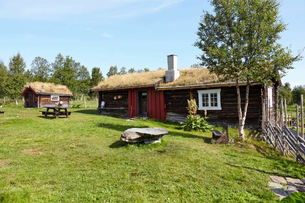TO BYGNINGER BLE EN: Seterhuset er satt sammen av to tømmerstuer som er sammenføyet med et mellombygg, som er den røde delen i midten. Fra dette mellombygget er det i dag inngang og et lite kjøkken. Til venstre er det nå soverom, der var det tidligere oppbevaring av mat. Til høyre er det stue. Det var tidligere et blikktak som var lagt sammenhengende over alle de tre delene, men ved restaureringen i 2012 ble det lagt torvtak. TO BYGNINGER BLE EN: Seterhuset er satt sammen av to tømmerstuer som er sammenføyet med et mellombygg, som er den røde delen i midten. Fra dette mellombygget er det i dag inngang og et lite kjøkken. Til venstre er det nå soverom, der var det tidligere oppbevaring av mat. Til høyre er det stue. Det var tidligere et blikktak som var lagt sammenhengende over alle de tre delene, men ved restaureringen i 2012 ble det lagt torvtak.