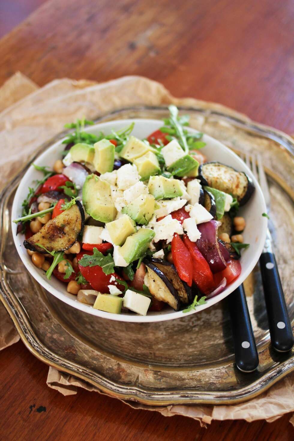 DEILIG KIKERTSALAT: Topp med fetaost, og gjerne litt avokado i biter. DEILIG KIKERTSALAT: Topp med fetaost, og gjerne litt avokado i biter.