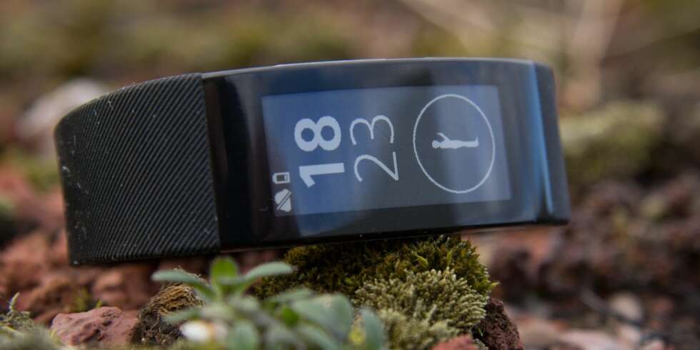 KLOKKE: Sony Smartband Talk SWR30 måler aktiviteten din gjennom dagen og du kan bruke den som en handsfri løsning mot mobilen. KLOKKE: Sony Smartband Talk SWR30 måler aktiviteten din gjennom dagen og du kan bruke den som en handsfri løsning mot mobilen.