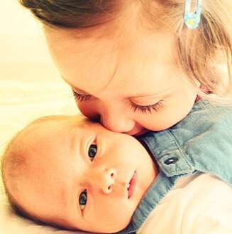Nicoline Sophia er STOLT storesøster som fyller 3 år til sommeren. Det er så deilig å nusse på lillebror. Foto: Privat Nicoline Sophia er STOLT storesøster som fyller 3 år til sommeren. Det er så deilig å nusse på lillebror. Foto: Privat