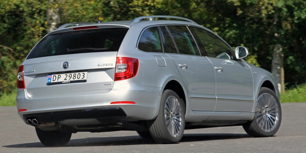 STOR: Skoda Superb er 483 cm lang og ser fra enkelte vinkler enda større ut. Også bakparten har fått kvassere trekk ved midtlivsoppgraderingen. FOTO: Petter Handeland STOR: Skoda Superb er 483 cm lang og ser fra enkelte vinkler enda større ut. Også bakparten har fått kvassere trekk ved midtlivsoppgraderingen. FOTO: Petter Handeland
