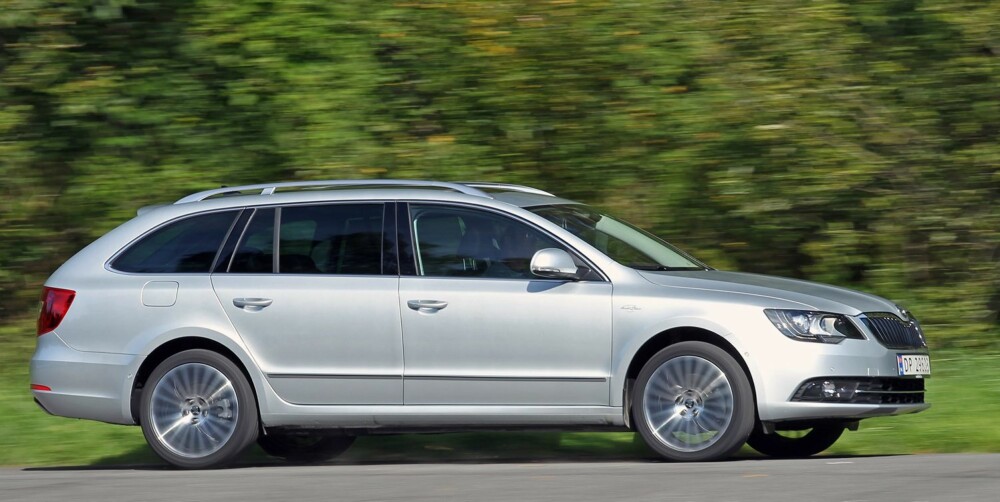 SPESIELT: Skoda Superb har en kort front og en stor kupé- og bagasjedel. Noen synes det ser litt rart ut, men vi synes Superb har en viss konservativ eleganse i stasjonsvognutgaven. FOTO: Petter Handeland SPESIELT: Skoda Superb har en kort front og en stor kupé- og bagasjedel. Noen synes det ser litt rart ut, men vi synes Superb har en viss konservativ eleganse i stasjonsvognutgaven. FOTO: Petter Handeland