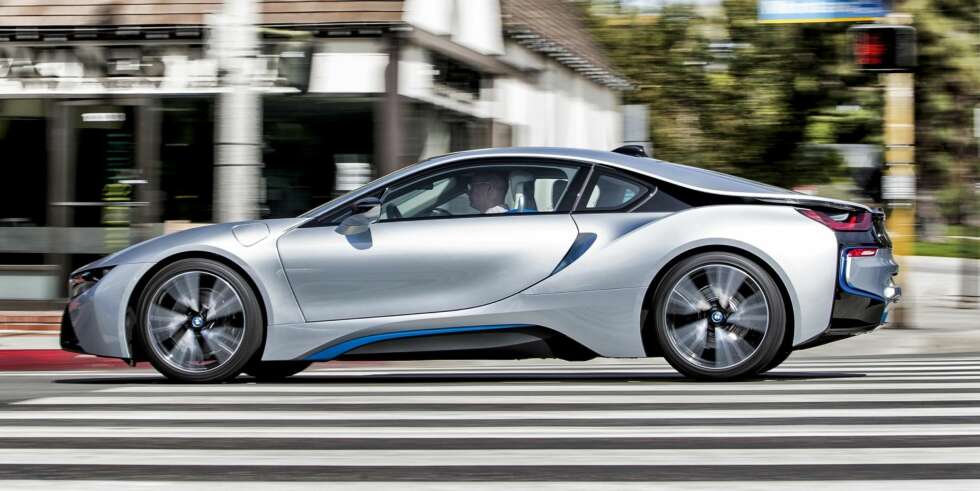 KRAFT: BMW i8 er fascinerende sterk og rask. Den tresylindrede bensinturboen er kraftig dopet, mens hybridsystemet sørger for at turboforsinkelsen er umerkelig. FOTO: Paul Barshon, Top Gear KRAFT: BMW i8 er fascinerende sterk og rask. Den tresylindrede bensinturboen er kraftig dopet, mens hybridsystemet sørger for at turboforsinkelsen er umerkelig. FOTO: Paul Barshon, Top Gear