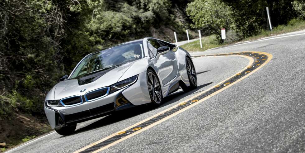 MORSOM: Styringen er nøyaktig. Foran har i8 smale dekk som skal bidra til å senke forbruket. BMW-ingeniørene jobber med å utvikle gummiblandinger som gir enda bedre grep. FOTO: Paul Barshon, Top Gear MORSOM: Styringen er nøyaktig. Foran har i8 smale dekk som skal bidra til å senke forbruket. BMW-ingeniørene jobber med å utvikle gummiblandinger som gir enda bedre grep. FOTO: Paul Barshon, Top Gear