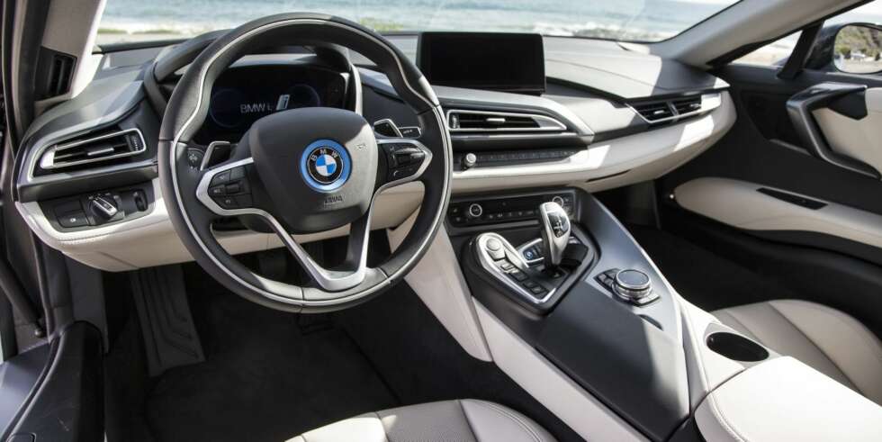 FLYT: Interiøret er lettere og mer ""flytende"" enn hva det er i andre superbiler. Setene er tynne for å spare vekt, men gode å sitte i. FOTO: Paul Barshon, Top Gear FLYT: Interiøret er lettere og mer ""flytende"" enn hva det er i andre superbiler. Setene er tynne for å spare vekt, men gode å sitte i. FOTO: Paul Barshon, Top Gear