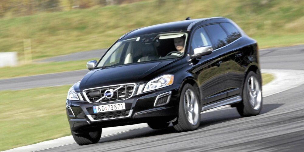 OVERRASKER: XC60 er tross sine drøyt1800 kilo overraskende smidig både på bane og i unnamanøver takket være sportsunderstellet i R-line pakken. OVERRASKER: XC60 er tross sine drøyt1800 kilo overraskende smidig både på bane og i unnamanøver takket være sportsunderstellet i R-line pakken.