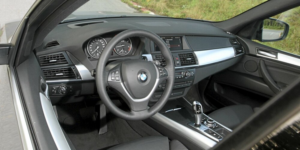 Dashbordet i BMW X5 xDrive30d er nøkternt for en bil som koster oppunder 900 000,-. Dashbordet i BMW X5 xDrive30d er nøkternt for en bil som koster oppunder 900 000,-.