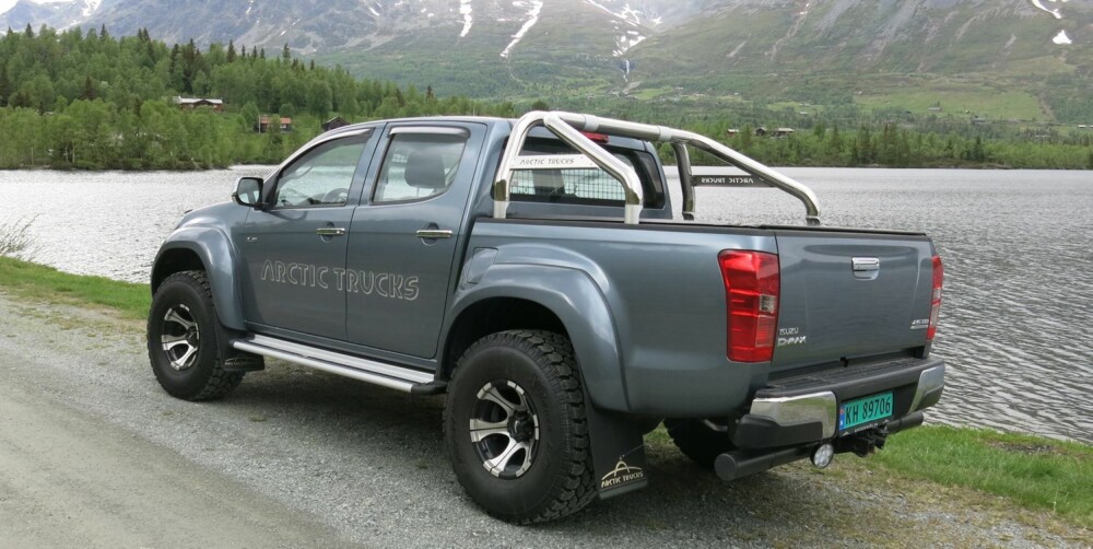 MYK: Isuzu D-Max har et relativt mykt understell, og i ombygget stand er den enda mykere. Det rister godt på hullete grusvei, men mindre ujevnheter slukes. MYK: Isuzu D-Max har et relativt mykt understell, og i ombygget stand er den enda mykere. Det rister godt på hullete grusvei, men mindre ujevnheter slukes.