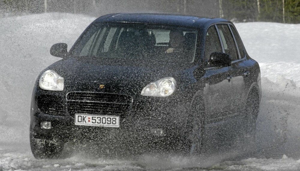 POTENT: En Porsche Cayenne Turbo sørger for vei vellinga. POTENT: En Porsche Cayenne Turbo sørger for vei vellinga.