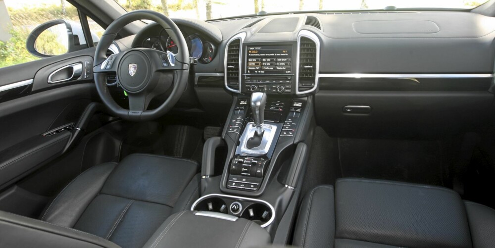 Også i "rimelige" Porsche Cayenne Diesel er førermiljø og innvendig design i toppklasse. Også i "rimelige" Porsche Cayenne Diesel er førermiljø og innvendig design i toppklasse.
