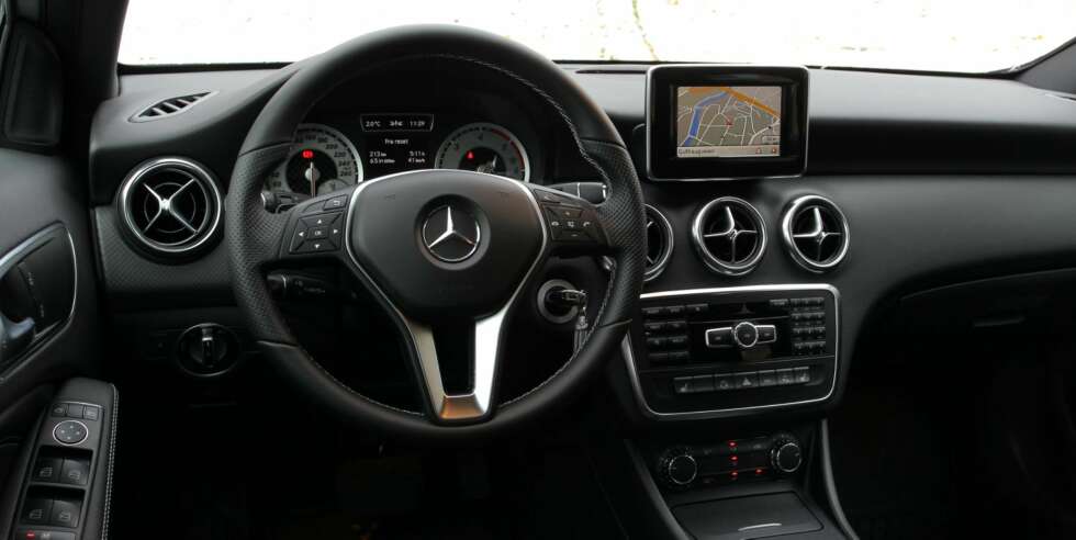 LUFTDYSER: Dashborddesignet har gøyale retroinnslag som tre store luftdyser, hentet fra suprebilen SLS AMG. FOTO: Petter Handeland LUFTDYSER: Dashborddesignet har gøyale retroinnslag som tre store luftdyser, hentet fra suprebilen SLS AMG. FOTO: Petter Handeland