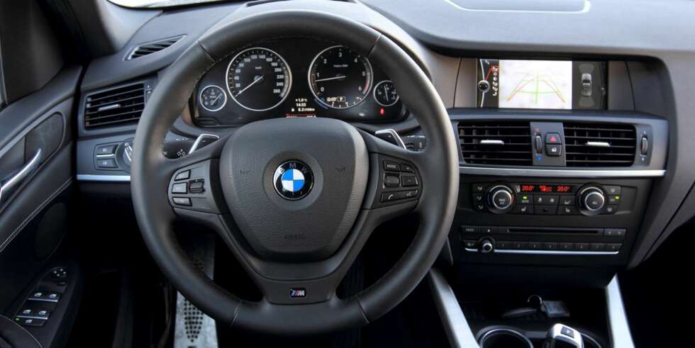 ORDEN I SAKENE: Stram regi og nøktern design preger en typisk BMW-førerplass. Det gjør også en solid kvalitetsfølelse. ORDEN I SAKENE: Stram regi og nøktern design preger en typisk BMW-førerplass. Det gjør også en solid kvalitetsfølelse.