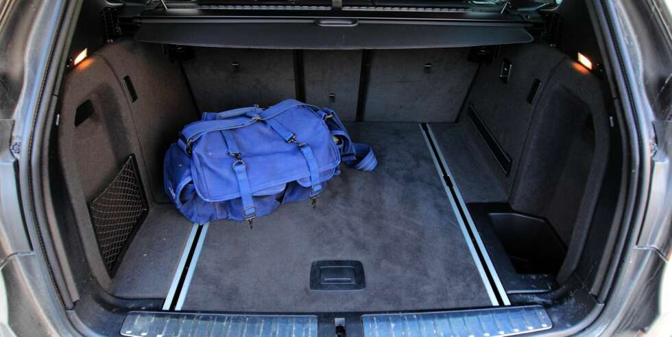SUV-FAKTOR: Bagasjerommet er kortere og litt høyere enn på en tilsvarende dyr stasjonsvogn. 550 liter holder nok likevel for de fleste. SUV-FAKTOR: Bagasjerommet er kortere og litt høyere enn på en tilsvarende dyr stasjonsvogn. 550 liter holder nok likevel for de fleste.