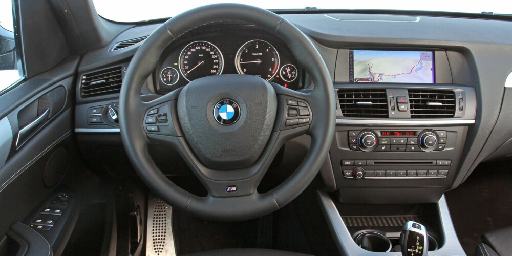 MÅ HA DET: Vår testbil var lastet med utstyr for 200 000 kroner. Fullt så mye trenger du ikke å bruke for å få det trivelig i en BMW X3. Men 100 000 går fort unna i ekstrautstyrslisten. MÅ HA DET: Vår testbil var lastet med utstyr for 200 000 kroner. Fullt så mye trenger du ikke å bruke for å få det trivelig i en BMW X3. Men 100 000 går fort unna i ekstrautstyrslisten.