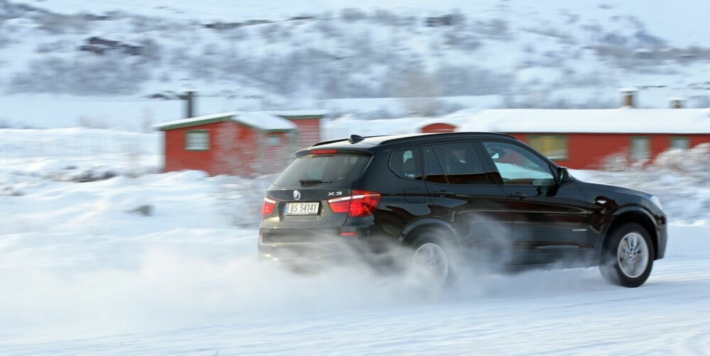 FINT DRIV: Ett trykk på DSC-knappen og BMW X3 får lov til å slippe seg mer løs i sideretning. Moro på en stor og tom parkeringsplass. FINT DRIV: Ett trykk på DSC-knappen og BMW X3 får lov til å slippe seg mer løs i sideretning. Moro på en stor og tom parkeringsplass.