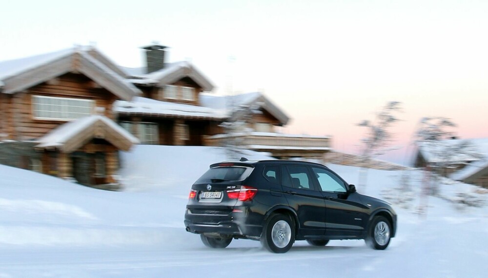 SNOBBETE: På hytter og kjøretøy skal storfolk kjennes. En BMW X3 gjør seg ikke bort blant luksushyttene på Geilo. SNOBBETE: På hytter og kjøretøy skal storfolk kjennes. En BMW X3 gjør seg ikke bort blant luksushyttene på Geilo.
