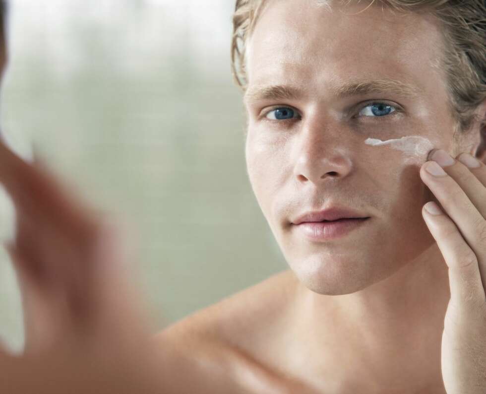 TILFØR FUKTIHGET: Menn bør generelt bli flinkere til å bruke fuktighetskrem, og ikke minst smøre seg med solkrem hver dag! TILFØR FUKTIHGET: Menn bør generelt bli flinkere til å bruke fuktighetskrem, og ikke minst smøre seg med solkrem hver dag!