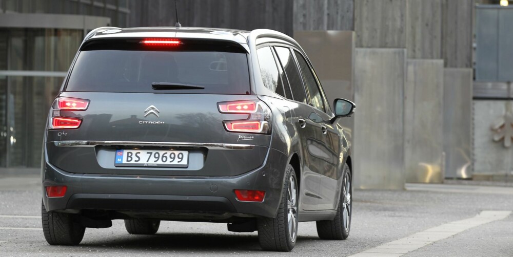 GOD LENGDE: Citroën Grand C4 Picasso er 17 cm lengre enn lillebror C4 Picasso. Selv om det ikke er mye, er det nok til at Grand-utgaven blir langt mer elegant - kulepreget til lillebror forsvinner. God bredde helt opp til taket sørger for både god plass og ekstra plassfølelse. FOTO: Petter Handeland GOD LENGDE: Citroën Grand C4 Picasso er 17 cm lengre enn lillebror C4 Picasso. Selv om det ikke er mye, er det nok til at Grand-utgaven blir langt mer elegant - kulepreget til lillebror forsvinner. God bredde helt opp til taket sørger for både god plass og ekstra plassfølelse. FOTO: Petter Handeland