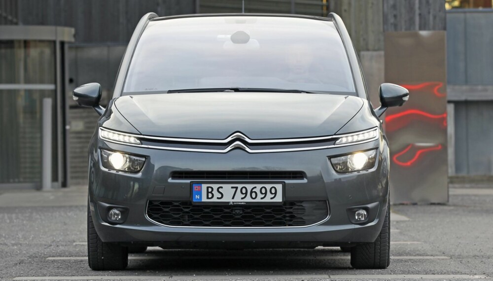 ANNERLEDES: Det er sjelden forbipasserende ser en ekstra gang på en flerbruksbil, men det opplevde vi flere ganger med Citroën Grand C4 Picasso. Det er trolig fronten som pirrer til et blikk nummer to: LED-lysene er plassert over hovedlysene, og det er ikke helt vanlig. FOTO: Petter Handeland ANNERLEDES: Det er sjelden forbipasserende ser en ekstra gang på en flerbruksbil, men det opplevde vi flere ganger med Citroën Grand C4 Picasso. Det er trolig fronten som pirrer til et blikk nummer to: LED-lysene er plassert over hovedlysene, og det er ikke helt vanlig. FOTO: Petter Handeland