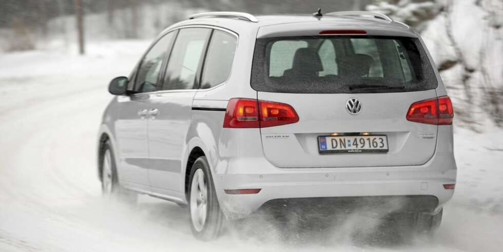 STØDIG: VW Sharan er både lang, bred og høy. Kjøregenskapene er generelt stødige, men på glatt underlag kan hekken av og til komme ut. STØDIG: VW Sharan er både lang, bred og høy. Kjøregenskapene er generelt stødige, men på glatt underlag kan hekken av og til komme ut.